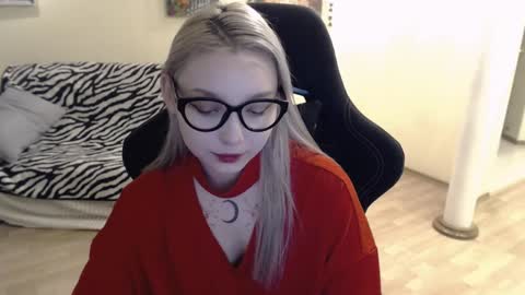 Snapshot of fromsun_forsoul chatting on December 6, 5:42 am Lilith online show from December 6, 5:42 am