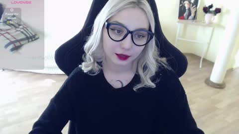 Snapshot of fromsun_forsoul chatting on February 11, 11:21 am Lilith online show from February 11, 11:21 am