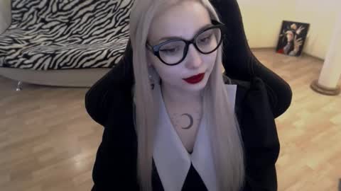 Snapshot of fromsun_forsoul chatting on September 11, 11:43 am Lilith online show from September 11, 11:43 am