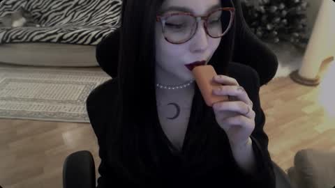 Snapshot of fromsun_forsoul chatting on December 15, 11:47 am Lilith online show from December 15, 11:47 am