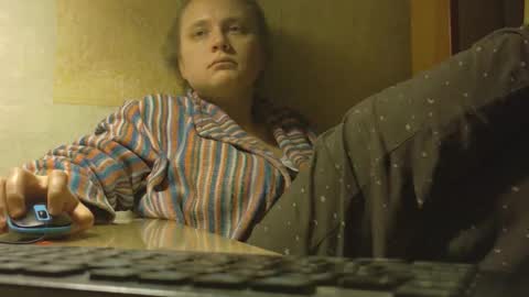 Snapshot of frumcake chatting on December 22, 12:40 am FrumCake online show from December 22, 12:40 am