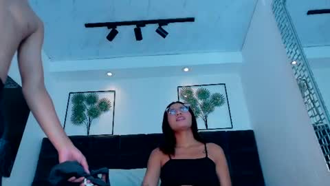 Red her and Velvet him online show from July 6, 9:06 pm