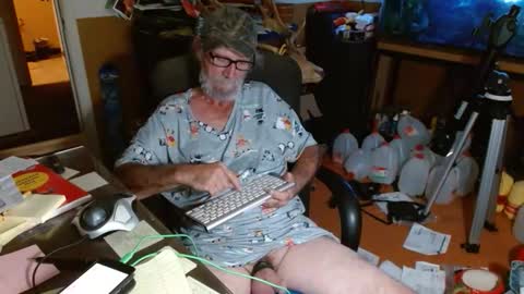 Snapshot of funmike2000 chatting on October 25, 12:29 am mike online show from October 25, 12:29 am