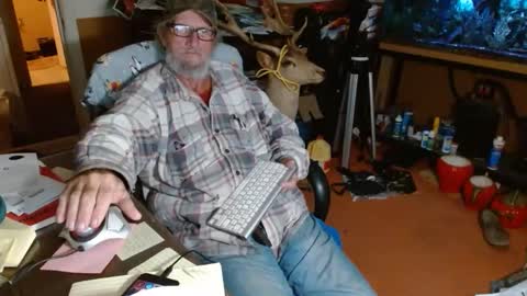 Snapshot of funmike2000 chatting on November 8, 5:18 am mike online show from November 8, 5:18 am