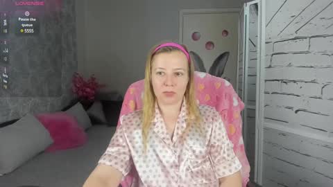 Snapshot of funny_bunny4 chatting on December 21, 6:34 pm funny_bunny4 online show from December 21, 6:34 pm