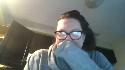 fuzzypeaches87 online show from December 15, 6:56 pm