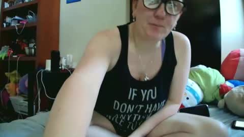 fuzzypeaches87 online show from April 23, 3:25 pm