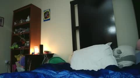 fuzzypeaches87 online show from April 27, 4:10 am