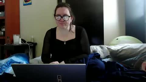 Snapshot of fuzzypeaches87 chatting on May 4, 6:15 pm fuzzypeaches87 online show from May 4, 6:15 pm