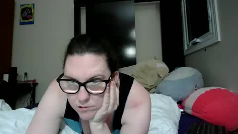 Snapshot of fuzzypeaches87 chatting on May 13, 4:43 am fuzzypeaches87 online show from May 13, 4:43 am