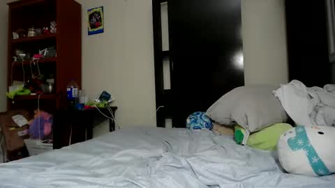 Snapshot of fuzzypeaches87 chatting on May 16, 2:19 am fuzzypeaches87 online show from May 16, 2:19 am