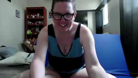 Snapshot of fuzzypeaches87 chatting on May 17, 7:43 pm fuzzypeaches87 online show from May 17, 7:43 pm