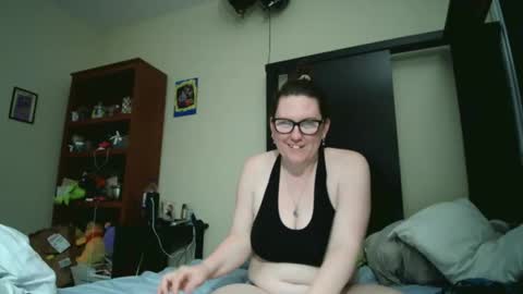 Snapshot of fuzzypeaches87 chatting on May 19, 2:18 am fuzzypeaches87 online show from May 19, 2:18 am