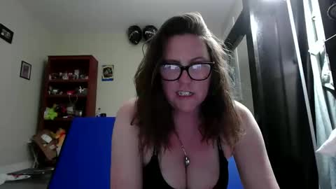 Snapshot of fuzzypeaches87 chatting on May 19, 11:22 pm fuzzypeaches87 online show from May 19, 11:22 pm