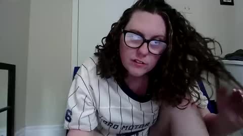 Snapshot of fuzzypeaches87 chatting on June 1, 7:37 pm fuzzypeaches87 online show from June 1, 7:37 pm
