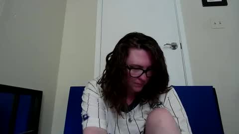 Snapshot of fuzzypeaches87 chatting on June 2, 5:37 pm fuzzypeaches87 online show from June 2, 5:37 pm