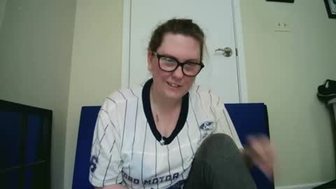 Snapshot of fuzzypeaches87 chatting on June 3, 5:18 pm fuzzypeaches87 online show from June 3, 5:18 pm