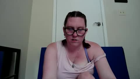 Snapshot of fuzzypeaches87 chatting on June 4, 9:10 pm fuzzypeaches87 online show from June 4, 9:10 pm