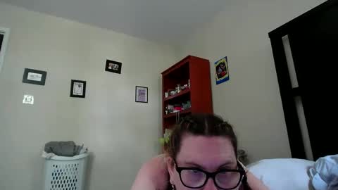 Snapshot of fuzzypeaches87 chatting on June 5, 4:24 pm fuzzypeaches87 online show from June 5, 4:24 pm