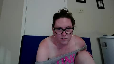 Snapshot of fuzzypeaches87 chatting on June 11, 2:53 am fuzzypeaches87 online show from June 11, 2:53 am
