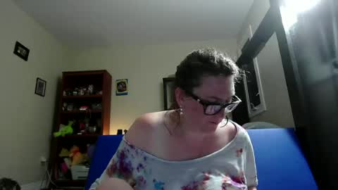 Snapshot of fuzzypeaches87 chatting on June 12, 5:17 am fuzzypeaches87 online show from June 12, 5:17 am