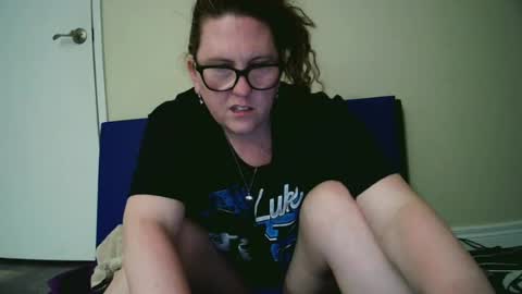 Snapshot of fuzzypeaches87 chatting on June 15, 4:04 am fuzzypeaches87 online show from June 15, 4:04 am