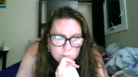 Snapshot of fuzzypeaches87 chatting on June 16, 4:15 am fuzzypeaches87 online show from June 16, 4:15 am