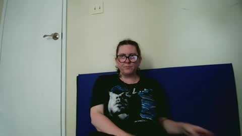 fuzzypeaches87 online show from June 20, 4:43 pm
