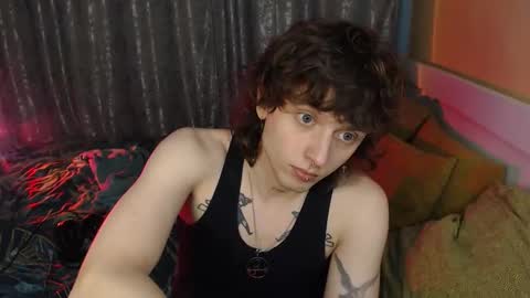 Snapshot of g1vememoney chatting on December 2, 11:23 pm Ian online show from December 2, 11:23 pm