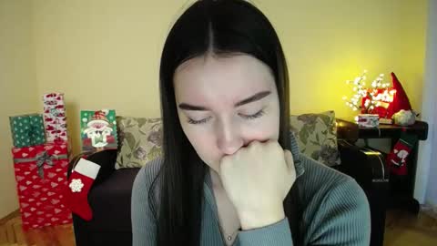 Snapshot of gabby_di chatting on December 28, 1:59 pm Jaklin online show from December 28, 1:59 pm