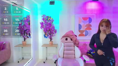 Snapshot of gabby_evanns chatting on November 17, 12:22 pm gabby_evanns online show from November 17, 12:22 pm