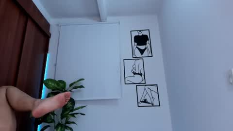 Snapshot of gaby_girl chatting on January 10, 12:27 am online show from January 10, 12:27 am