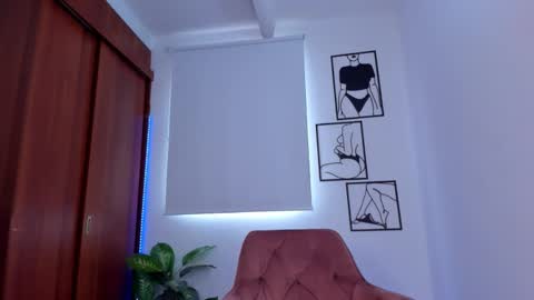 Snapshot of gaby_girl chatting on October 19, 6:52 pm online show from October 19, 6:52 pm