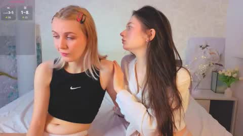 Snapshot of garden_flower chatting on November 28, 3:42 am Violla online show from November 28, 3:42 am