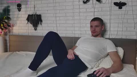 Snapshot of garettvosss chatting on October 31, 6:25 am Gared online show from October 31, 6:25 am