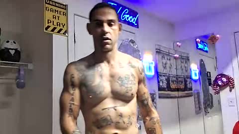 Snapshot of geekedoutlabs chatting on October 6, 1:25 am Zanecubano online show from October 6, 1:25 am