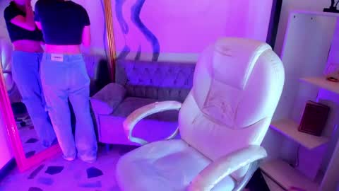 gemmabrown_ online show from April 28, 12:54 pm