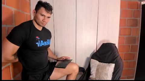 Snapshot of gendersonfit chatting on July 16, 9:10 pm gendersonfit online show from July 16, 9:10 pm