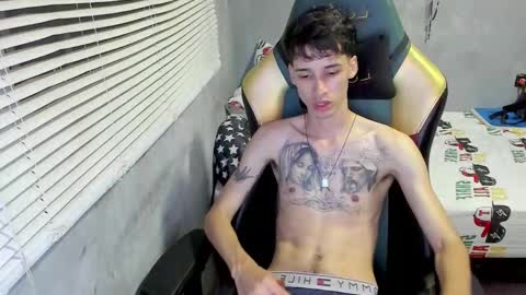 Snapshot of gendo_05 chatting on December 1, 10:59 pm GENDO online show from December 1, 10:59 pm