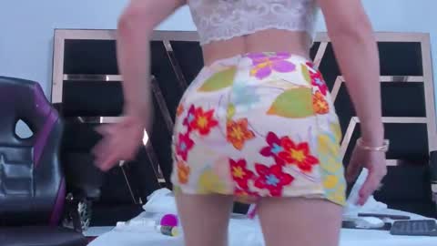 Snapshot of genesis_lunar chatting on October 11, 8:18 pm genesis_lunar online show from October 11, 8:18 pm