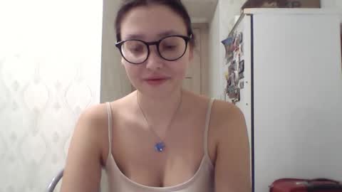 Snapshot of genev__ievee chatting on November 14, 3:05 am genev__ievee online show from November 14, 3:05 am