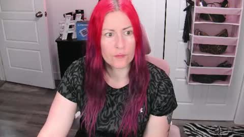 Snapshot of gennyrock chatting on June 14, 2:52 pm Genny Rock and online show from June 14, 2:52 pm