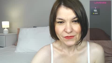 Snapshot of gentlywomen chatting on October 4, 8:01 am Elena online show from October 4, 8:01 am