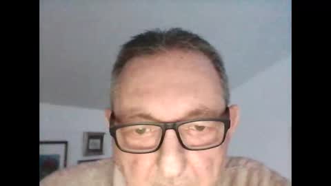 Snapshot of georg1412 chatting on February 17, 3:40 pm georg1412 online show from February 17, 3:40 pm