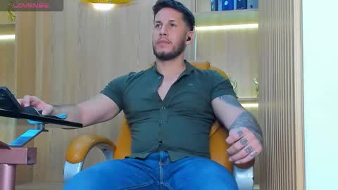 Snapshot of george_diesell_ chatting on November 1, 8:33 pm George online show from November 1, 8:33 pm