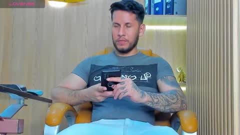 Snapshot of george_diesell_ chatting on November 5, 9:04 pm George online show from November 5, 9:04 pm