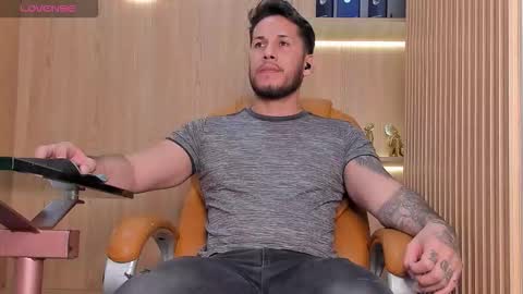 Snapshot of george_diesell_ chatting on November 9, 8:18 pm George online show from November 9, 8:18 pm