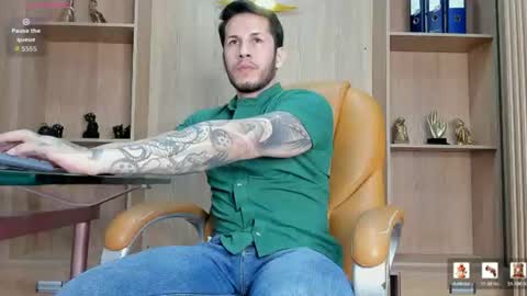 Snapshot of george_diesell_ chatting on June 10, 5:07 am George online show from June 10, 5:07 am