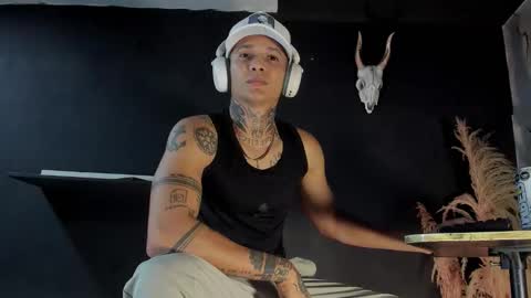 independent model online show from March 19, 1:42 am