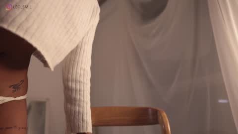 Snapshot of gia_curly chatting on December 17, 1:29 am Leo online show from December 17, 1:29 am